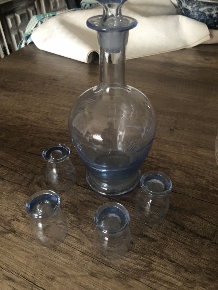 Garrafas em cristal e balde de gelo