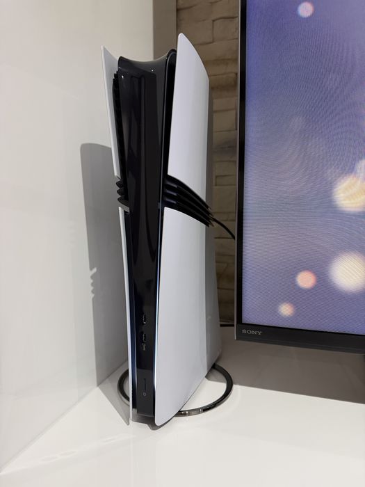 Konsola ps5 pro + 2 pady + gry + ładowarka