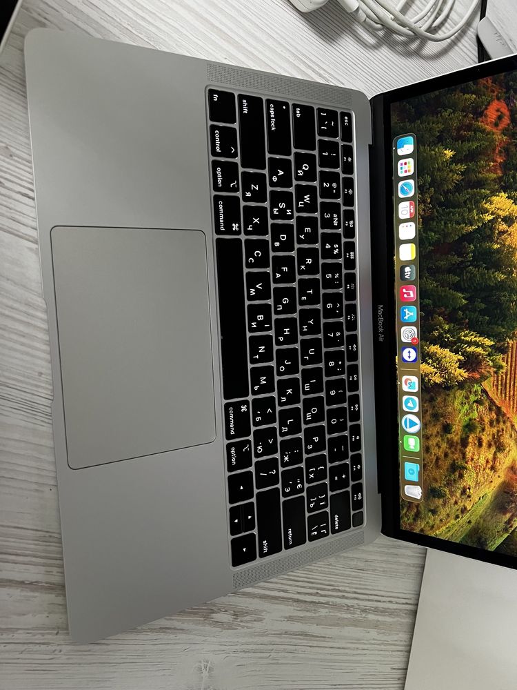 MacBook Air 2019 i5 продам комплектний