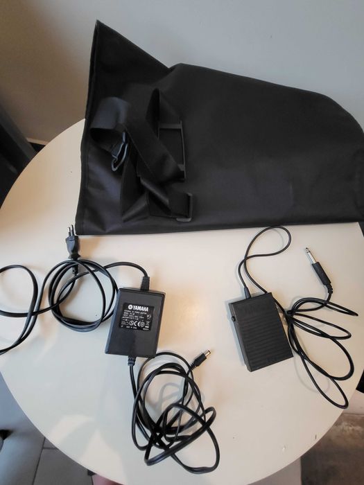 Na sprzedaż piano yamaha DGX 530 futerał, nakładka p. kurzowa, pedał