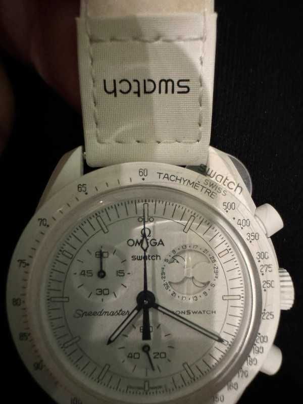 SO33W700 Omega x Swatch Snoopy Meteorowy Pył w Bieli