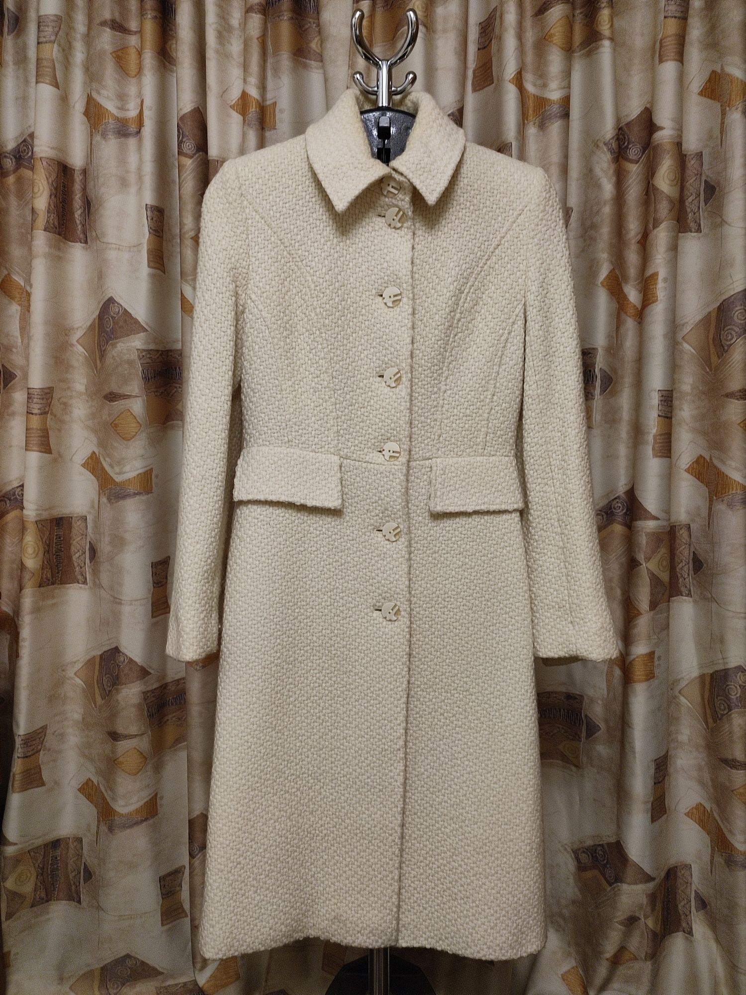 Продам стильне класичне демісезонне пальто в ідеальному стані, р.42