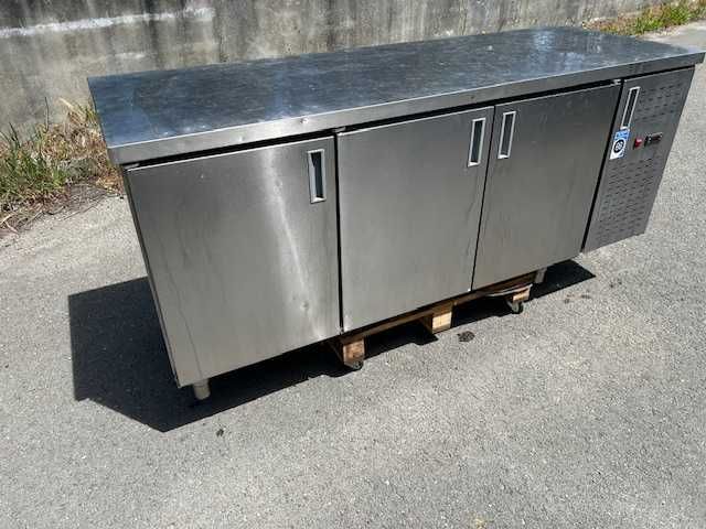 Uma bancada em inox usada