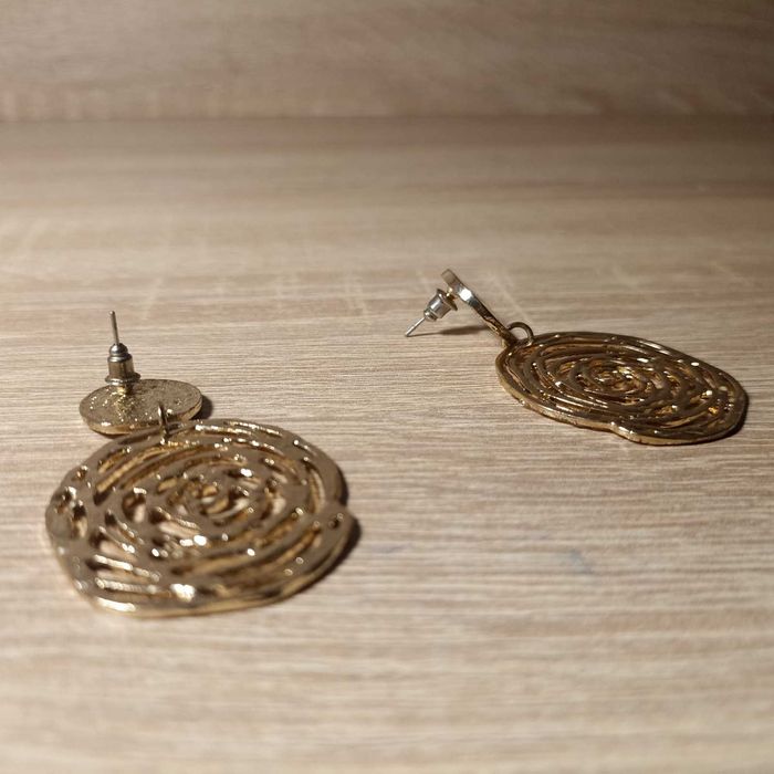 Серьги Женские -подвески с контуром золотой розы.