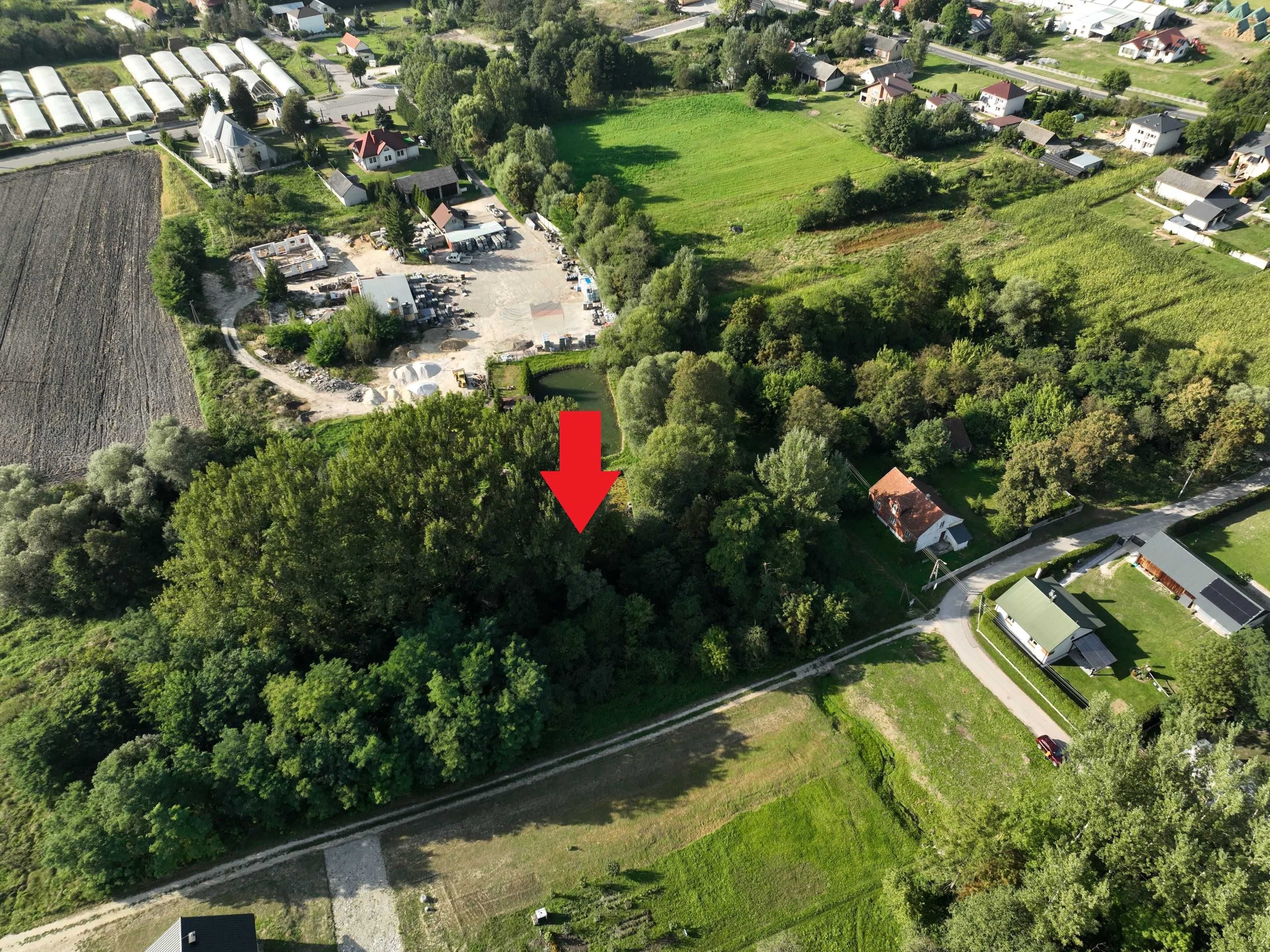 Działka pod dom z drzewami i przy strumieniu 1244m2 - Bogucice