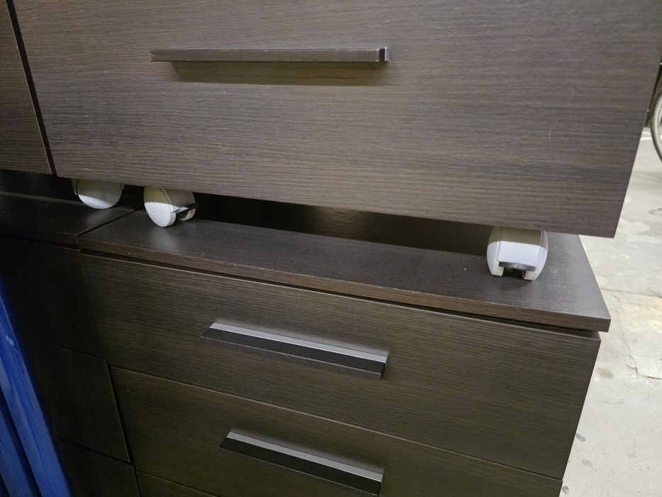 Kontenerki biurowe brazowe na kółkach zamykane