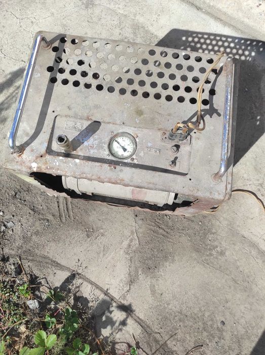 Продам компрессор Einhell 24 л по запчвстинах і є робочий