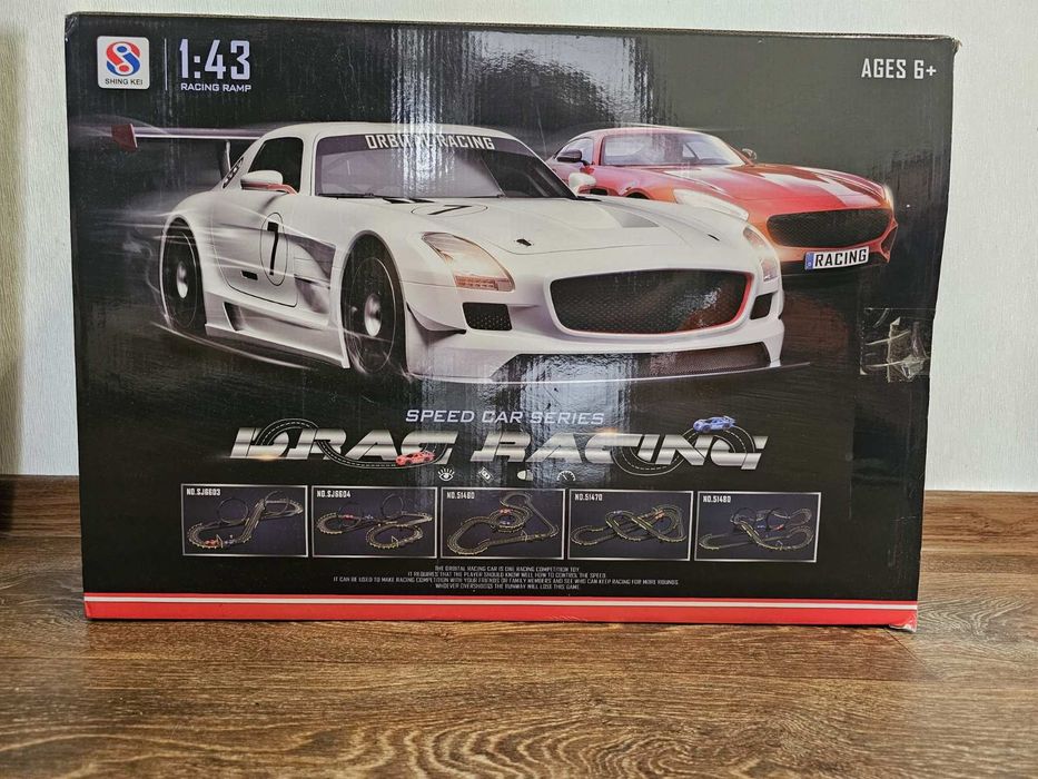 Іграшковий гоночний з двома машинами на радіоуправлінні від мережі сві