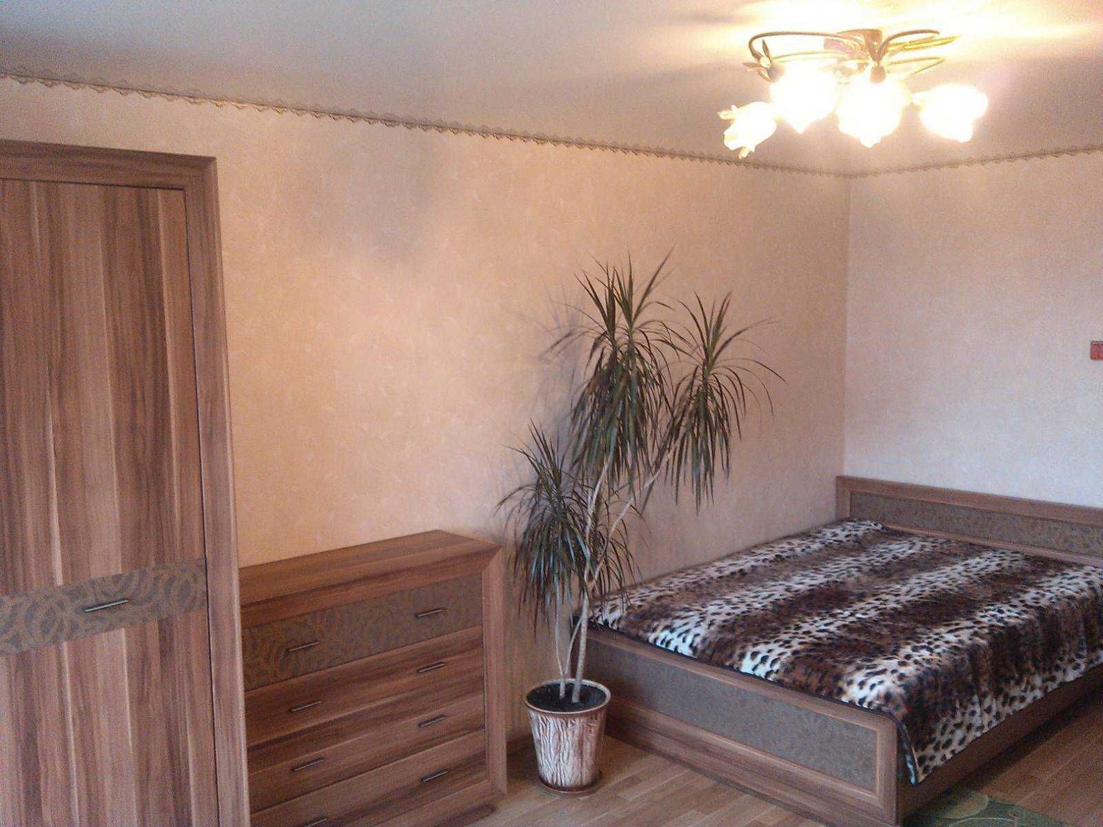 Спальня ( ліжко з ламелями  та матрац, комод, шафа)