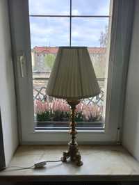 Mosiężna stojąca lampa pokojowa
