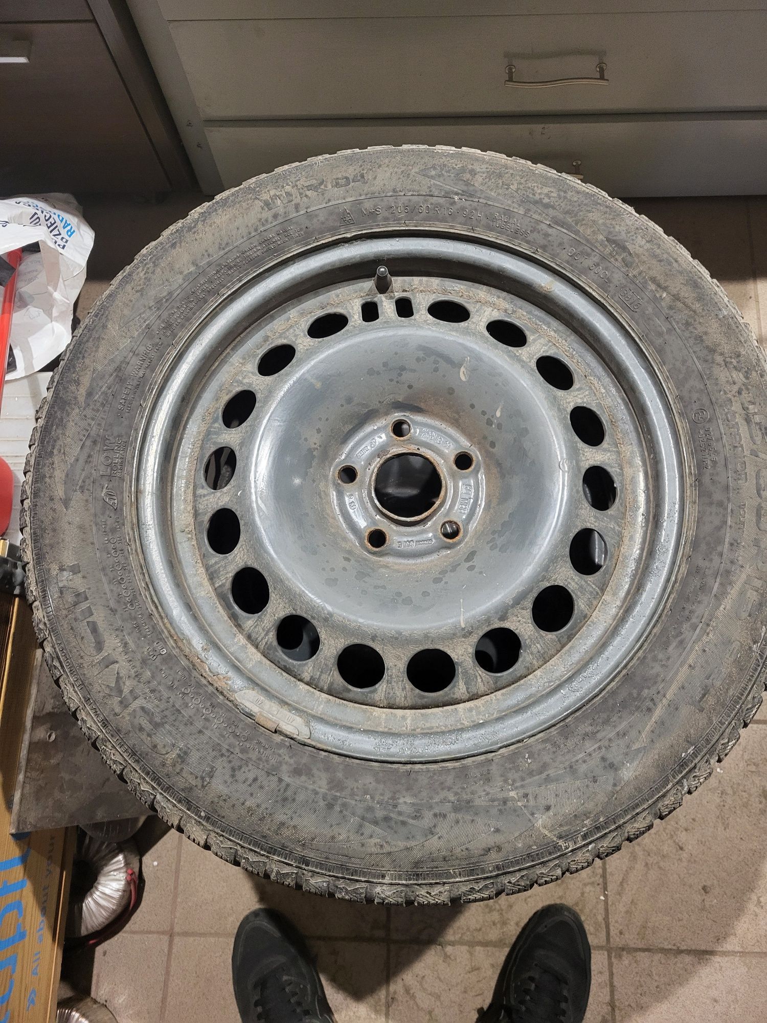 Koła z zimowymi oponami Nokian 205/60 R16 5x105