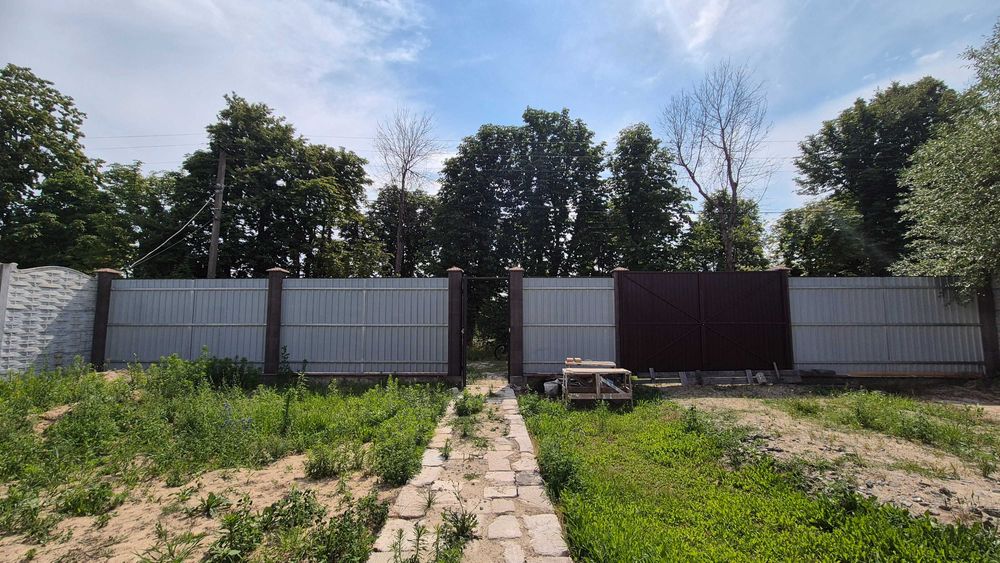 Будинок на огороженій ділянці 8 соток, штукатурка, якісні комунікації