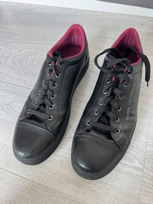 Czarne trampki Guess