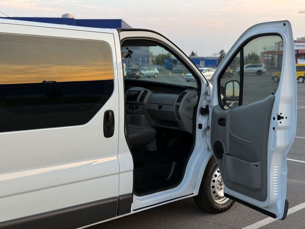 Бус Opel Vivaro 2006 (1.9dCi) мінівен, можливий обмін vito, trafic, t5