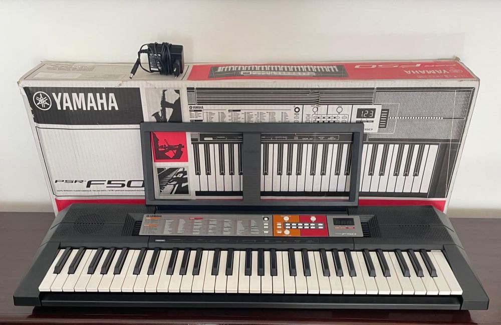 Teclado digital YAMAHA PSR F50 com caixa