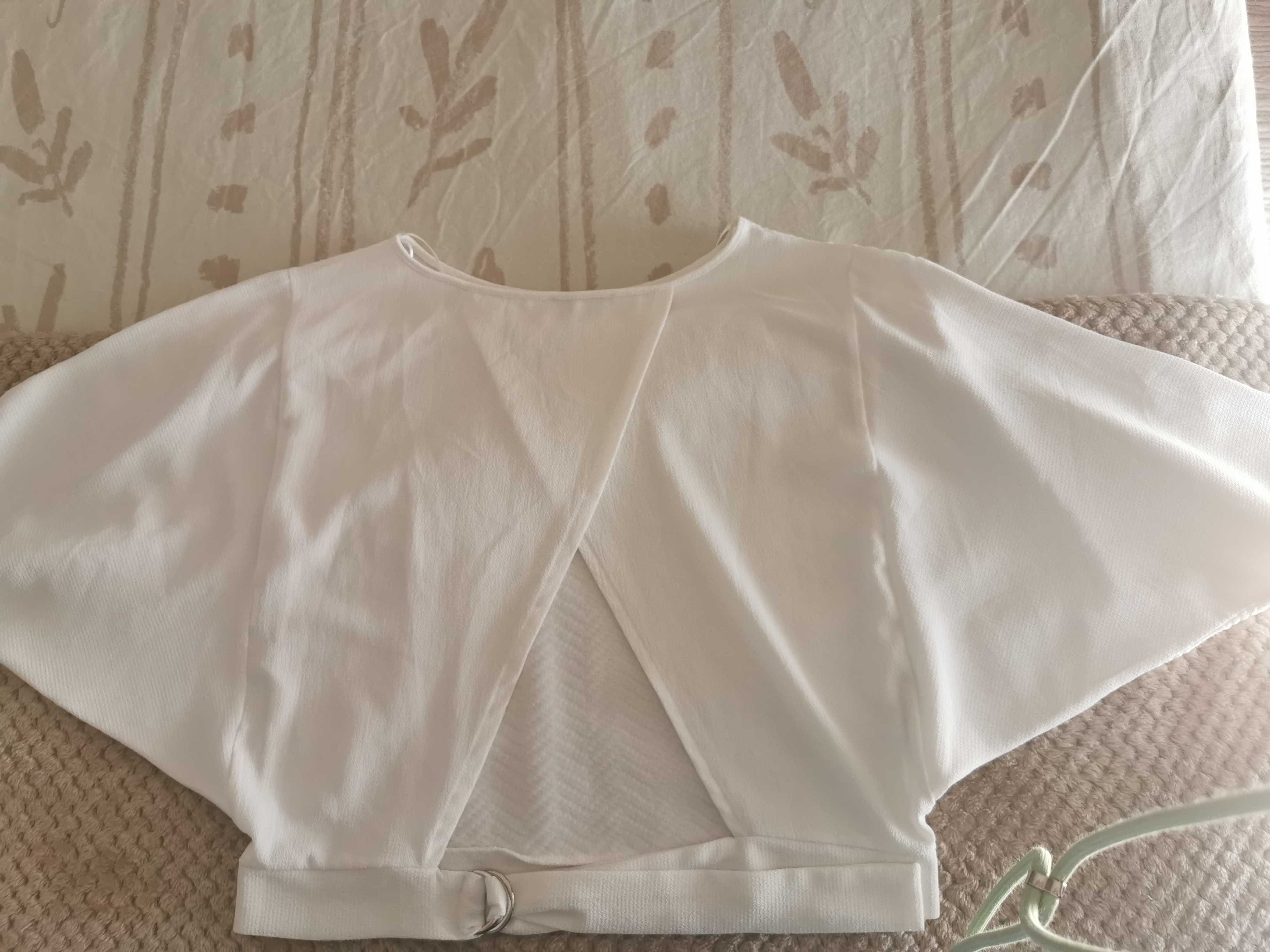 Blusa branca com efeito à frente e aberta um pouco a trás