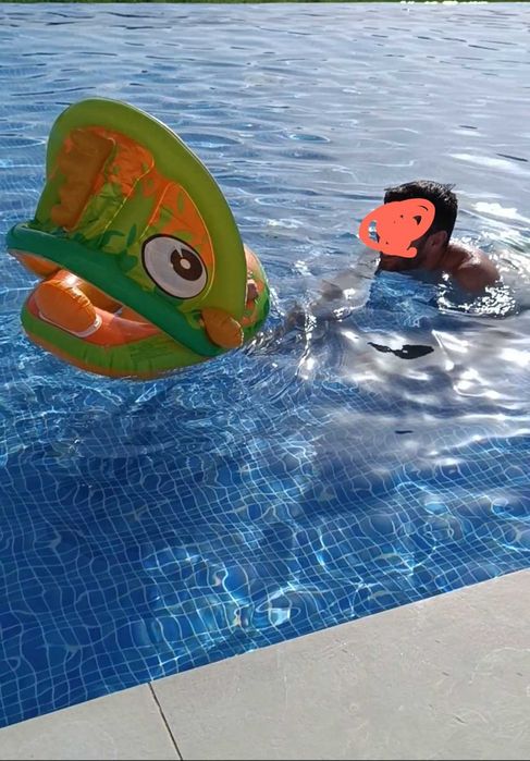 Vendo boia para bebe com proteção sol