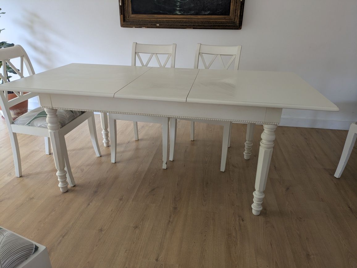 Mesa de jantar e seis cadeiras da Homes in Heaven