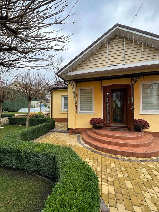 Будинок з ремонтом в центрі Ірпеня! Басейн, гараж, підвал!