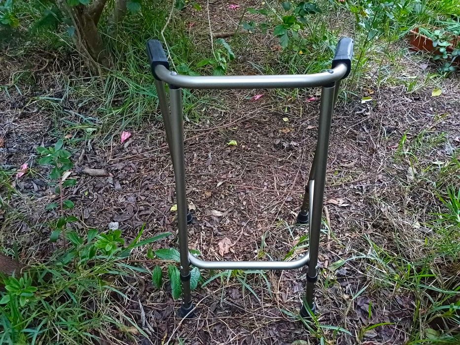 Andarilho Orthos leve e resistente, alumínio, alt. regulável, estreito