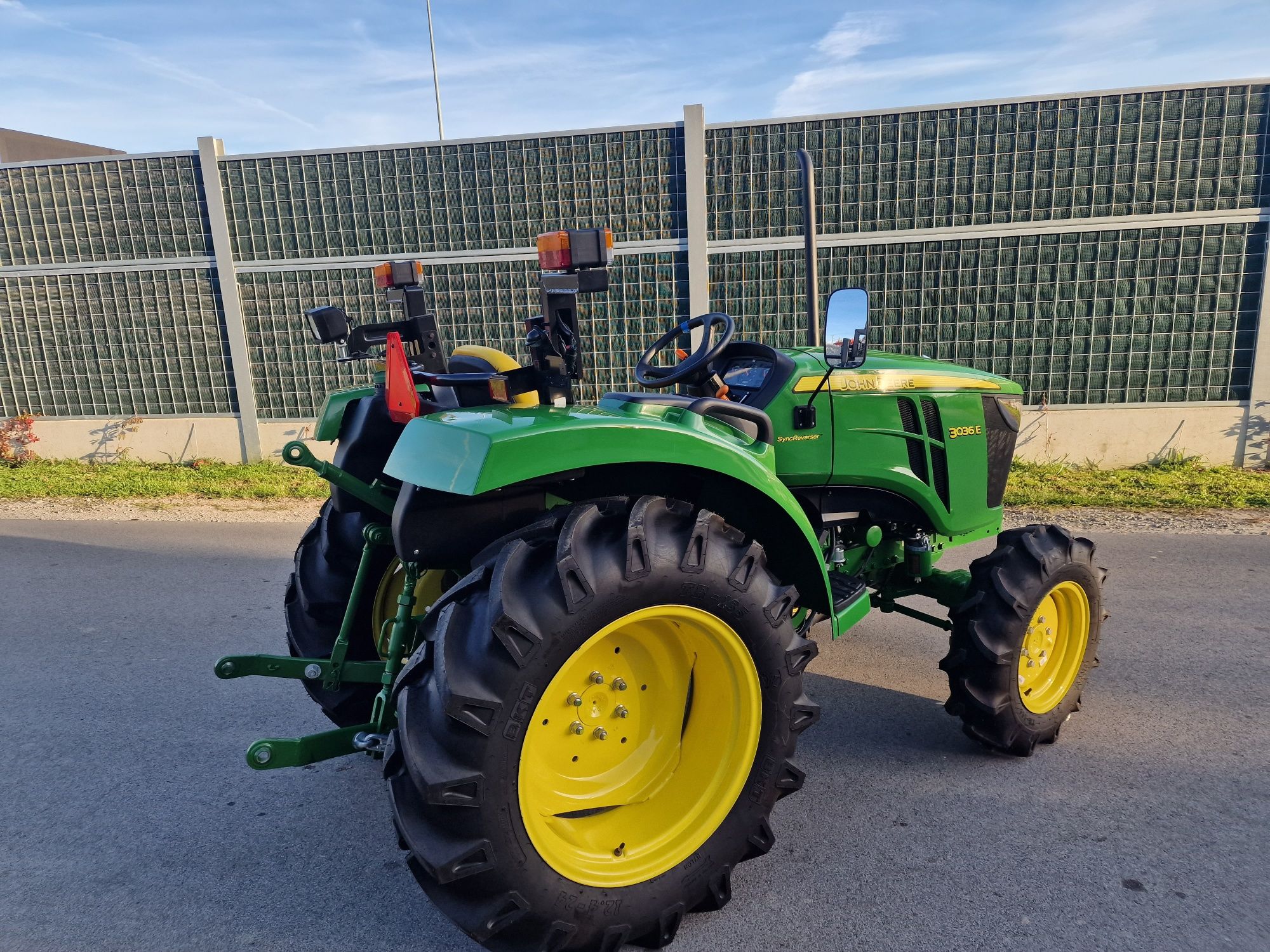 Traktor John Deere  3036 E fabrycznie nowy