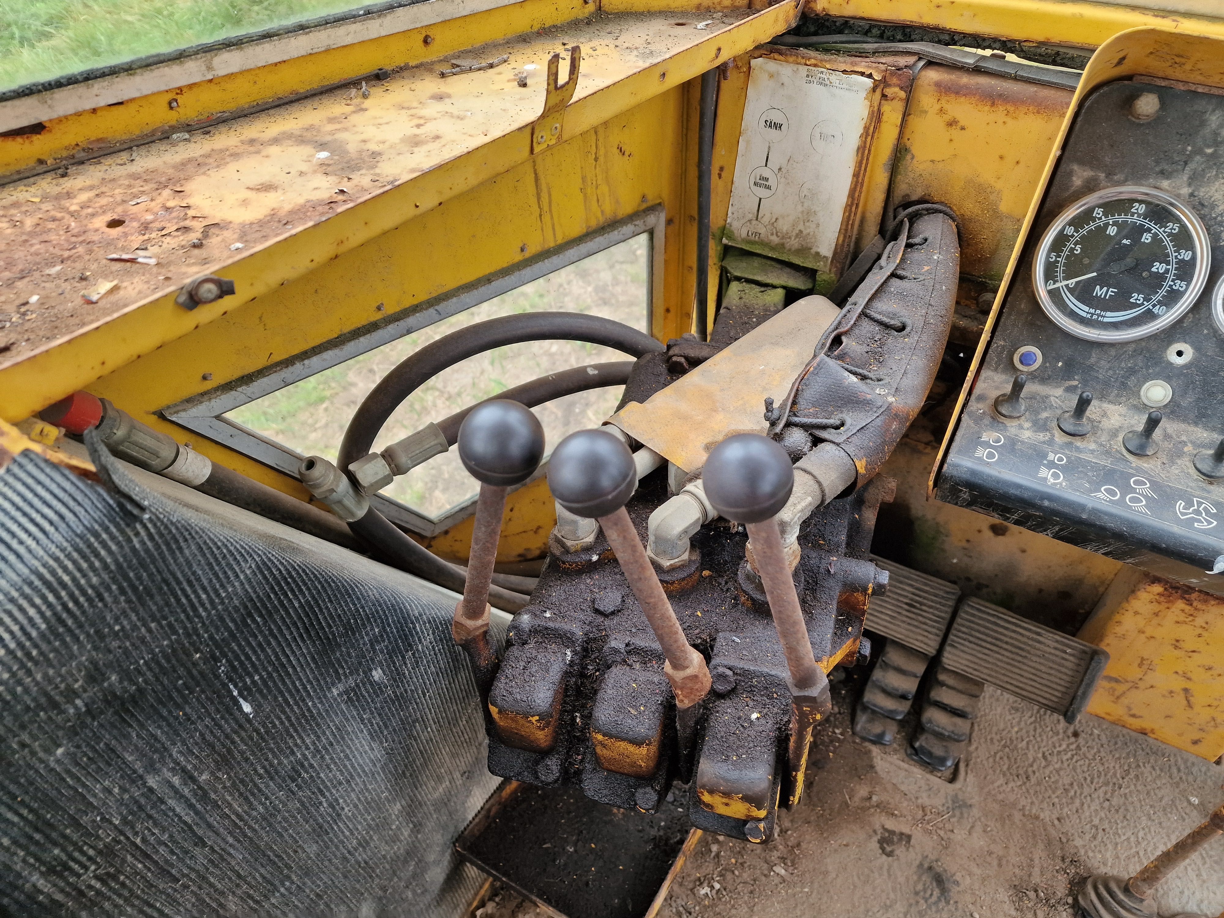 Massey Ferguson 50B koparko-ładowarka Krokodyl plus trzy łyżki Faktura