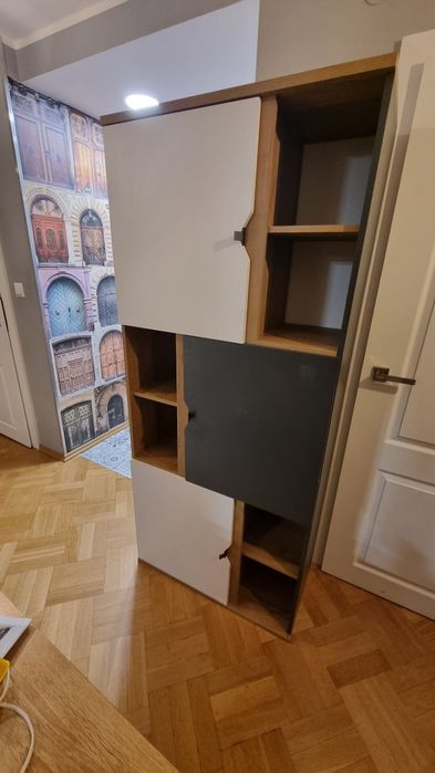 Regal z zamykanymi szafkami