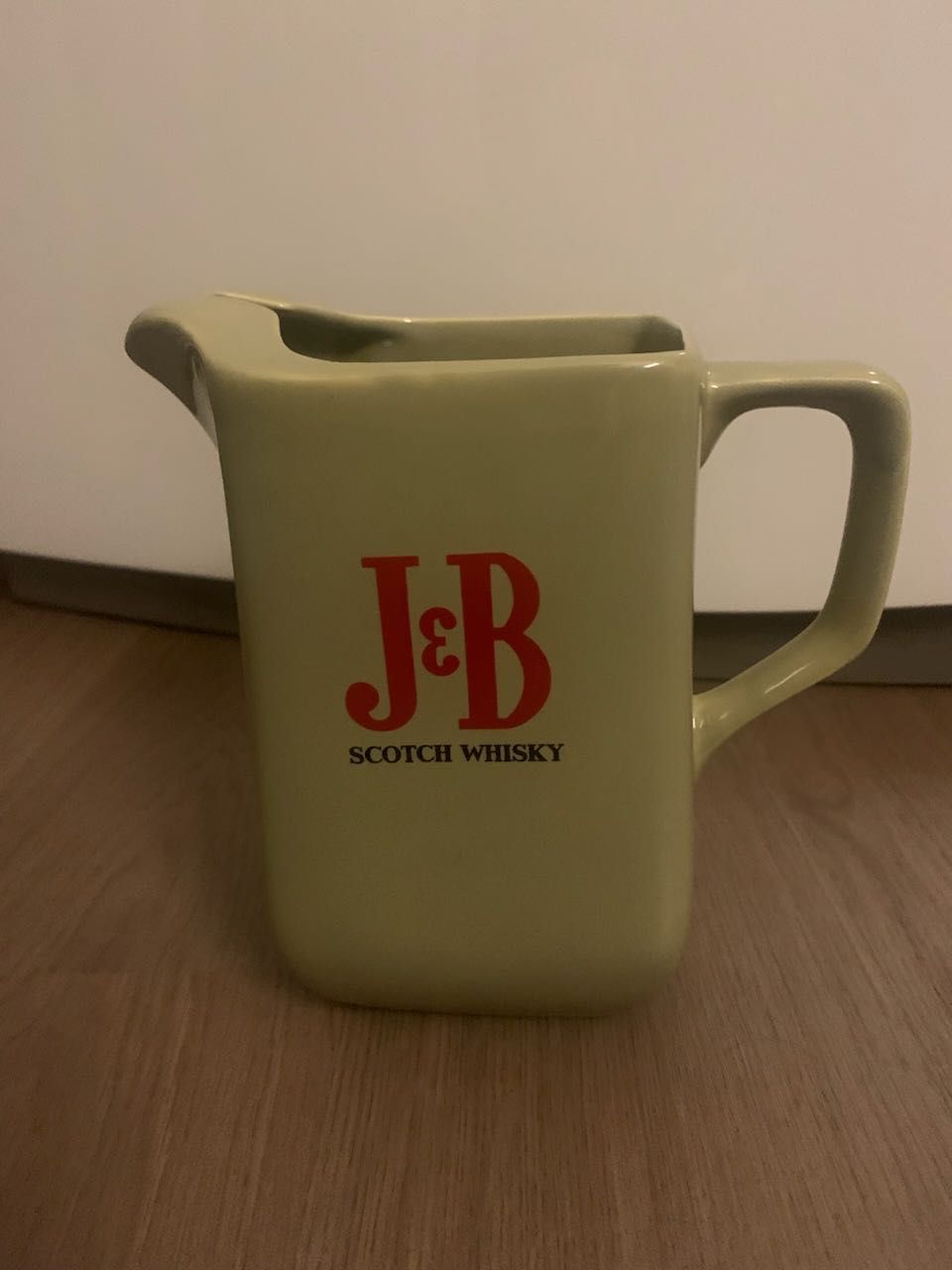 Jarro J&B Scotch Whisky Em porcelana