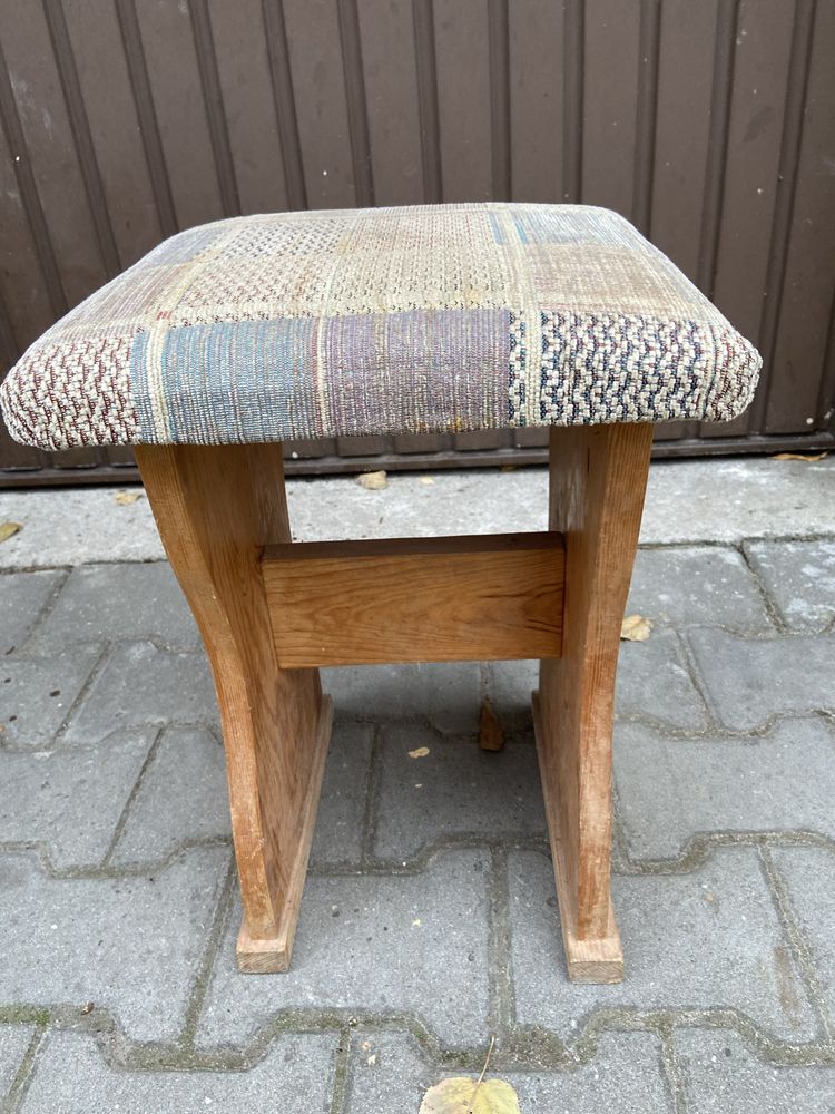 Sprzedam drewniany stolik i taboret do renowacji