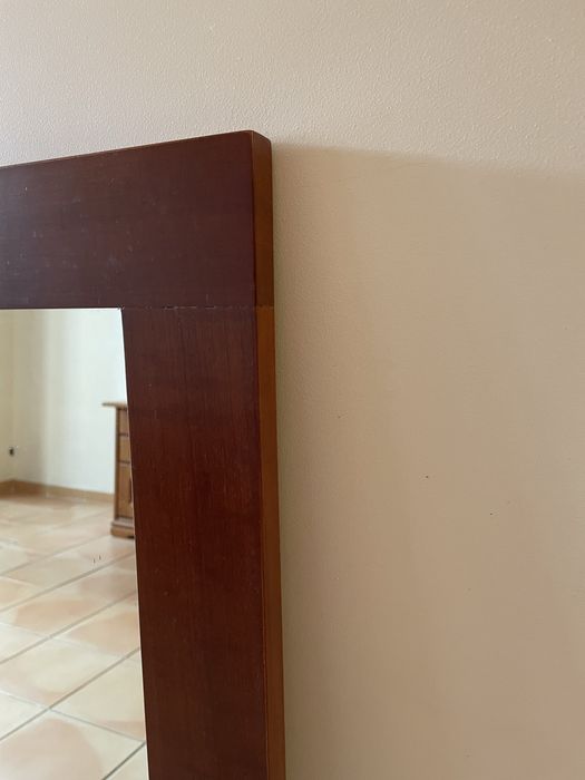 Espelho com bordo em madeira maciça