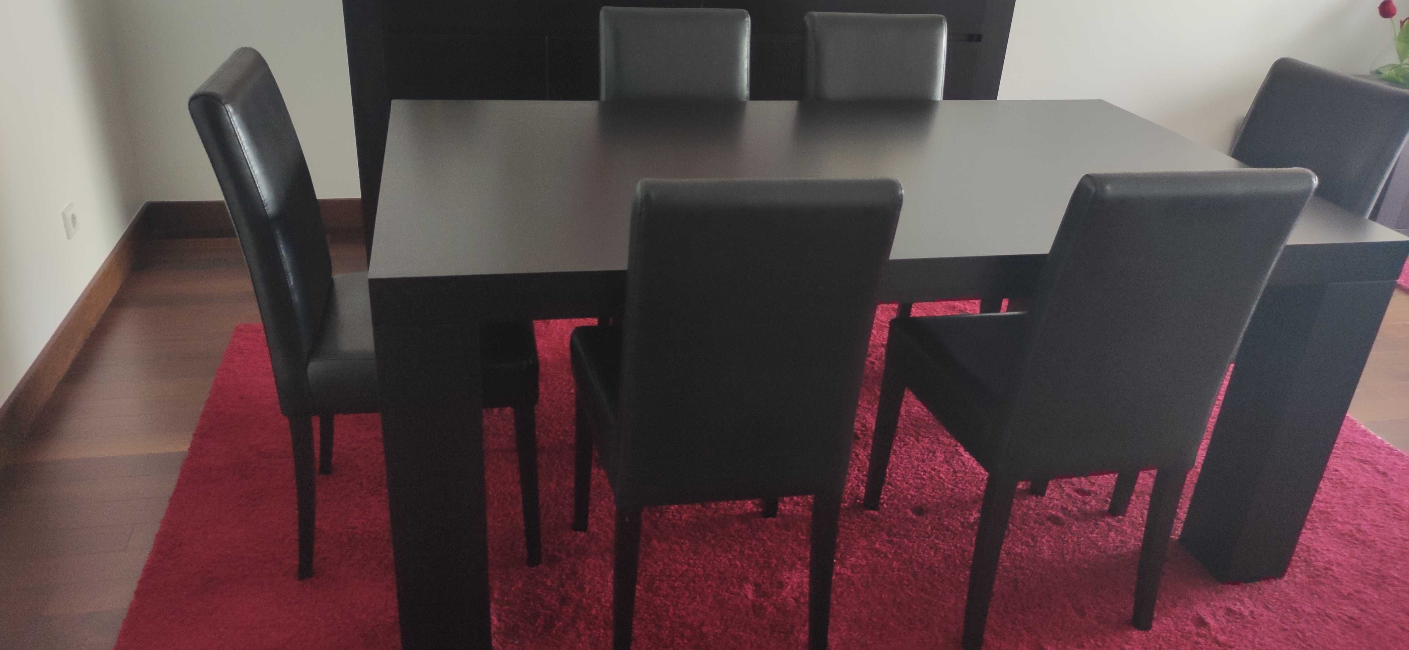 Mesa de jantar em madeira