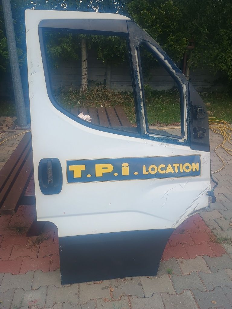 Drzwi Iveco daily prawe uszkodzone 14-19r.
