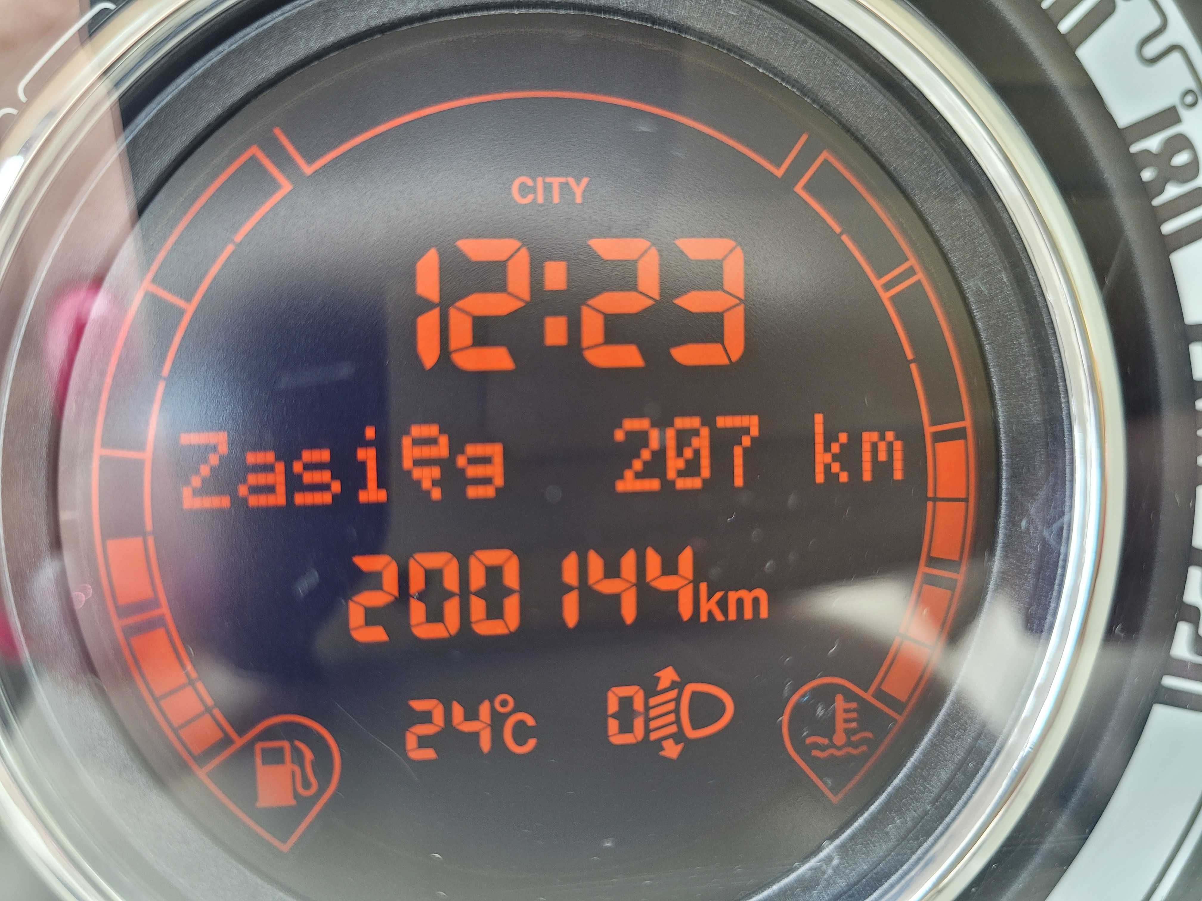 FIAT 500 z szyberdachem bogata wersja 2008 silnik 1.2 dokładam opony