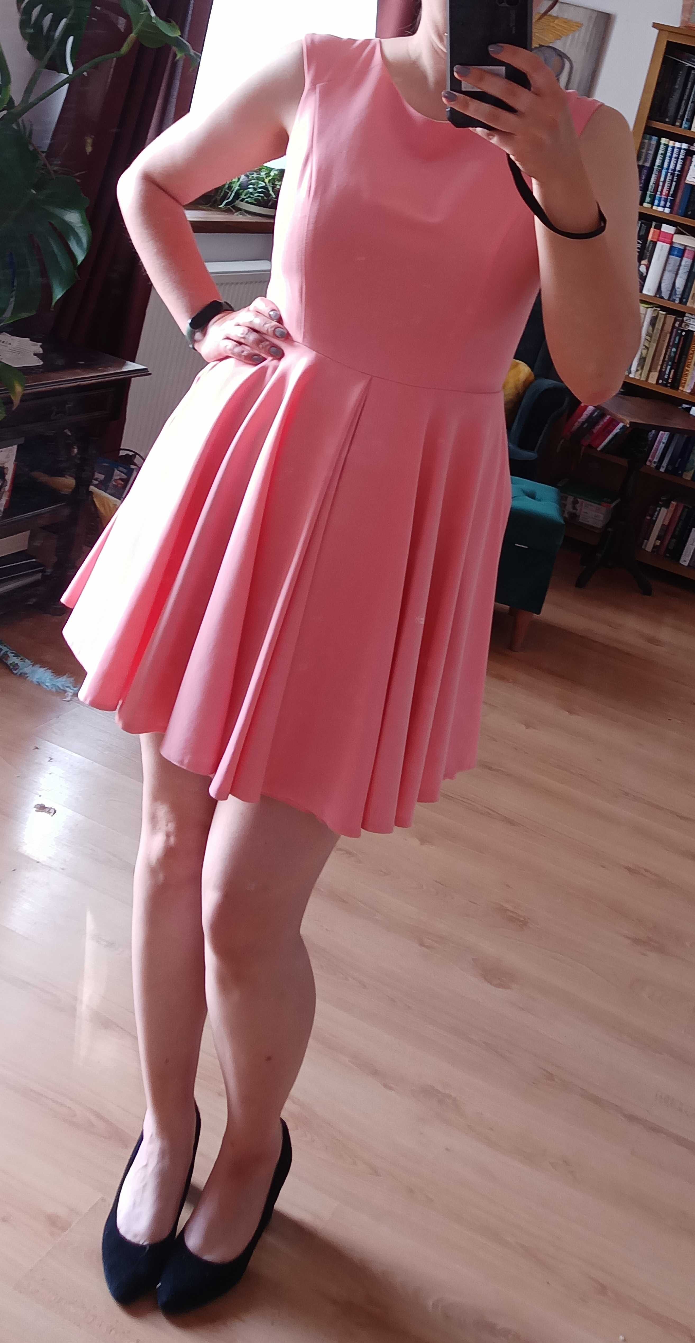 Różowa sukienka koktajlowa