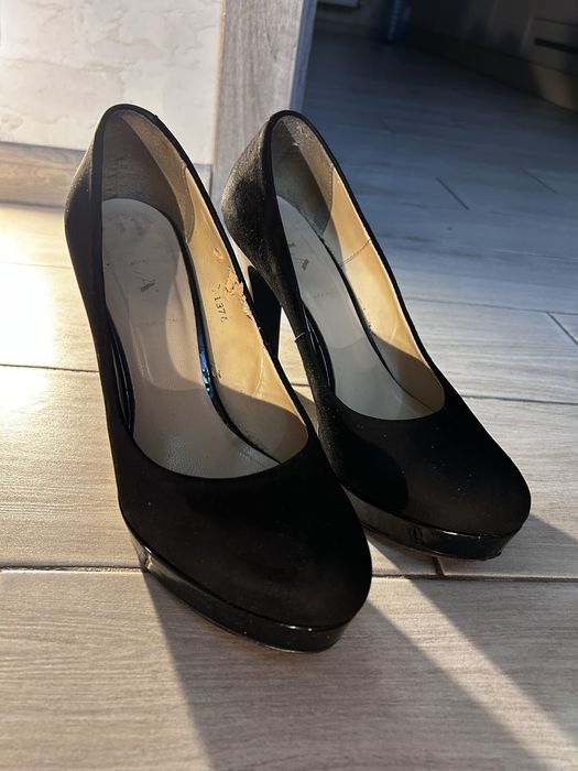 Чорні замшеві туфлі на каблуці