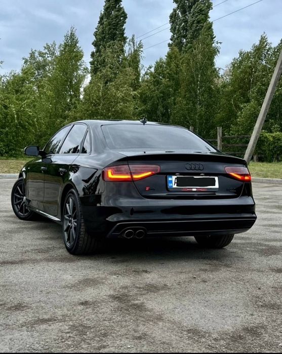 Машина Audi A4 Quattro