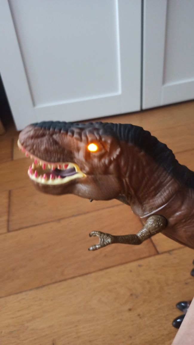 Tyranozaur dinozaur chodzi ryczy na baterie