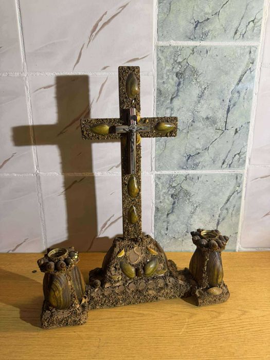 Krucyfiks z muszlami i świecznikami – unikatowa ozdoba religijna