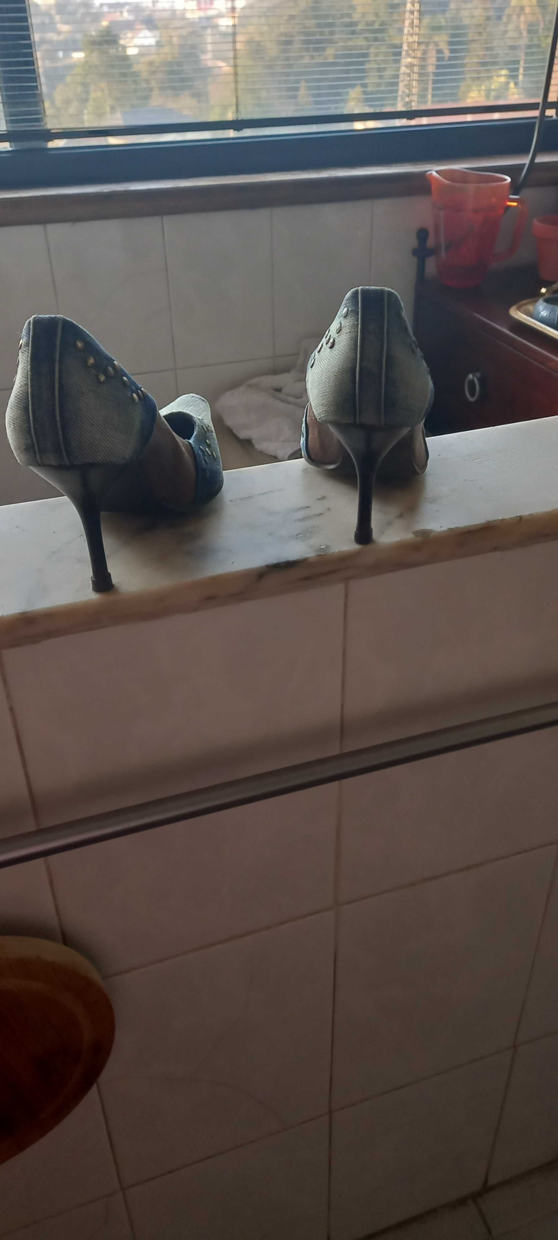 Sapatos em ganga
