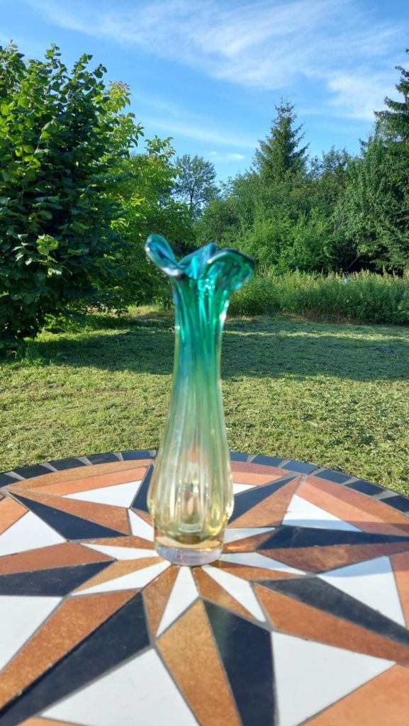 Piękny wazon Murano . Wysokość  różna w najwyższym miejscu 27,4 cm śre