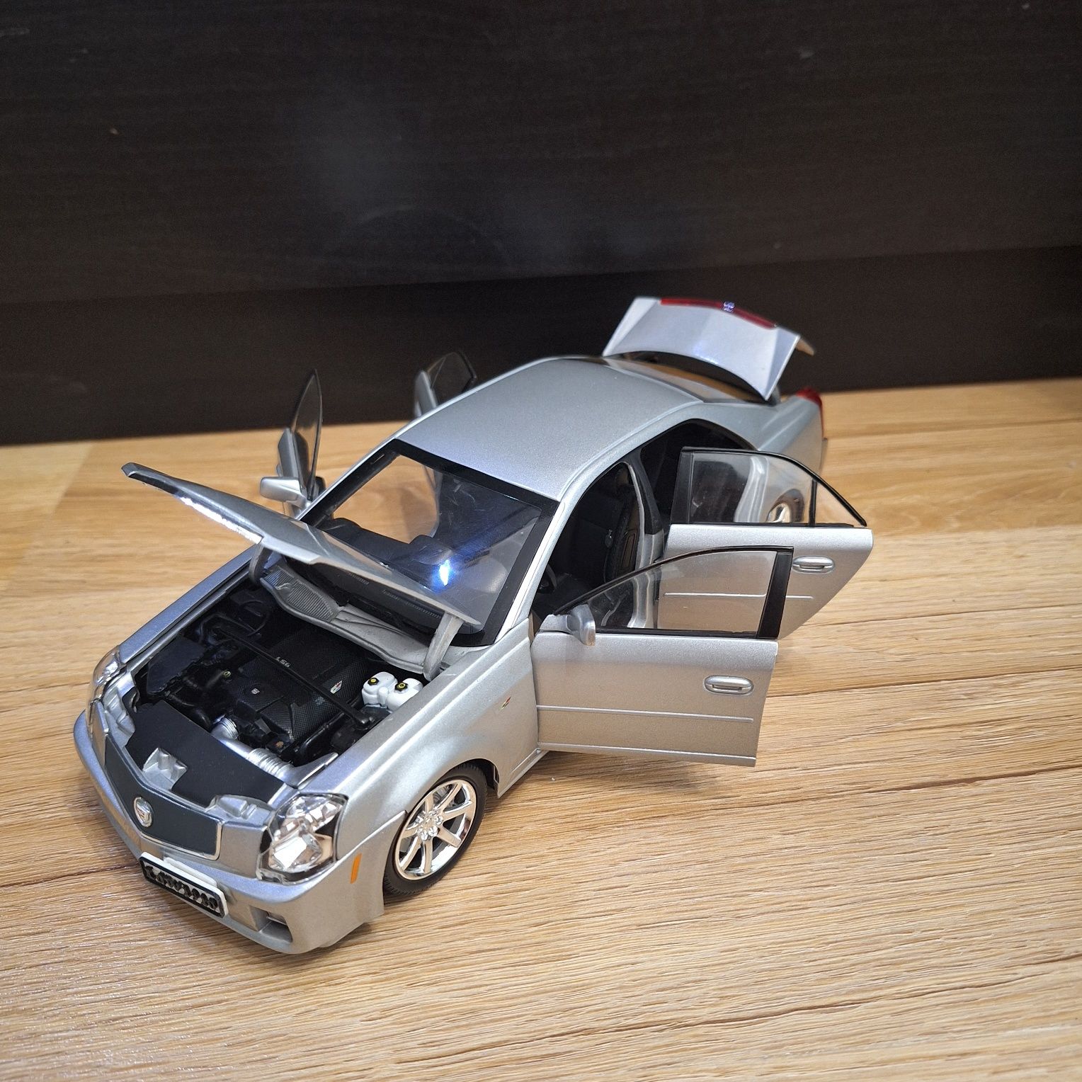 1:18 Cadillac CTS 2004 srebrny z firmy RICO.