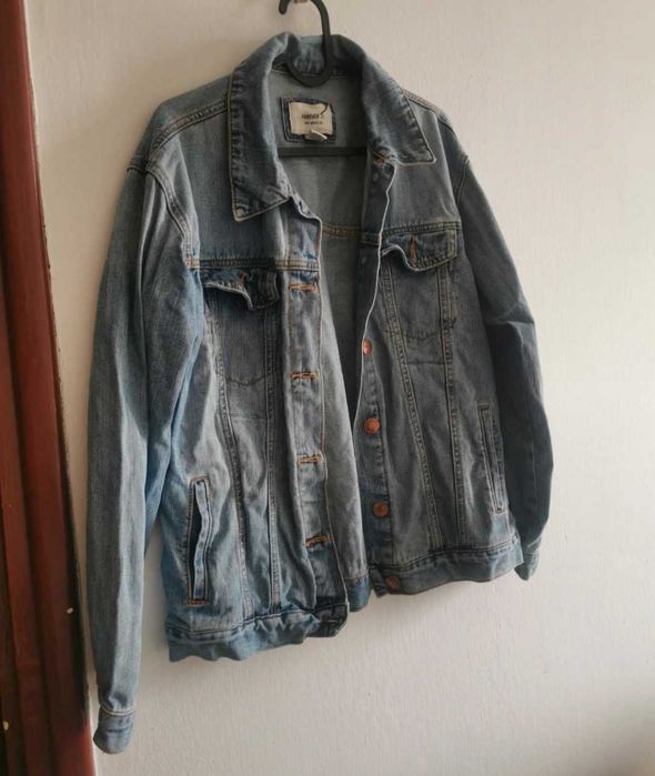 Jeansowa kurtka z kieszeniami