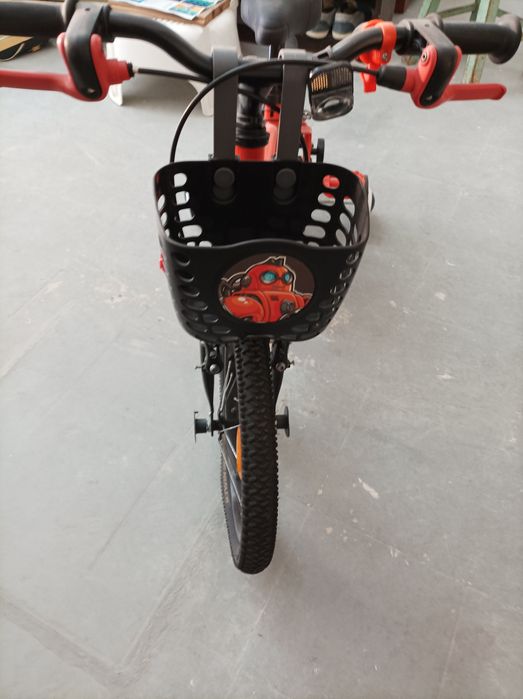Bicicleta com rodinhas quase nova