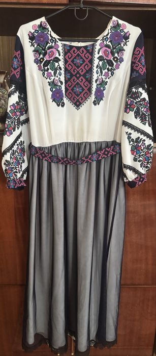 Продається вишите плаття