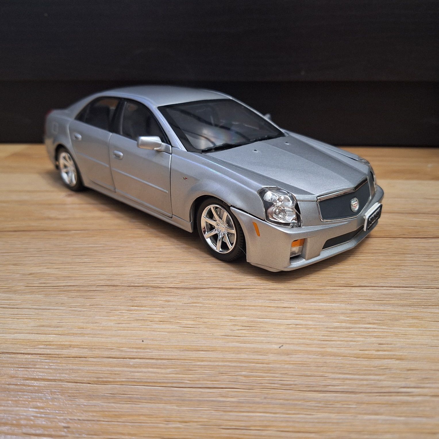 1:18 Cadillac CTS 2004 srebrny z firmy RICO.