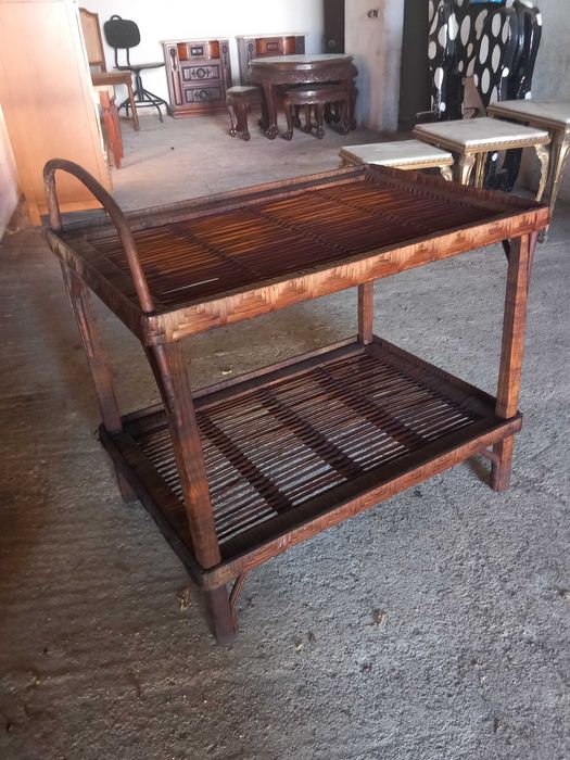 Carrinho de bar ou carrinho de chá antigo, feito de rotim e bambu.