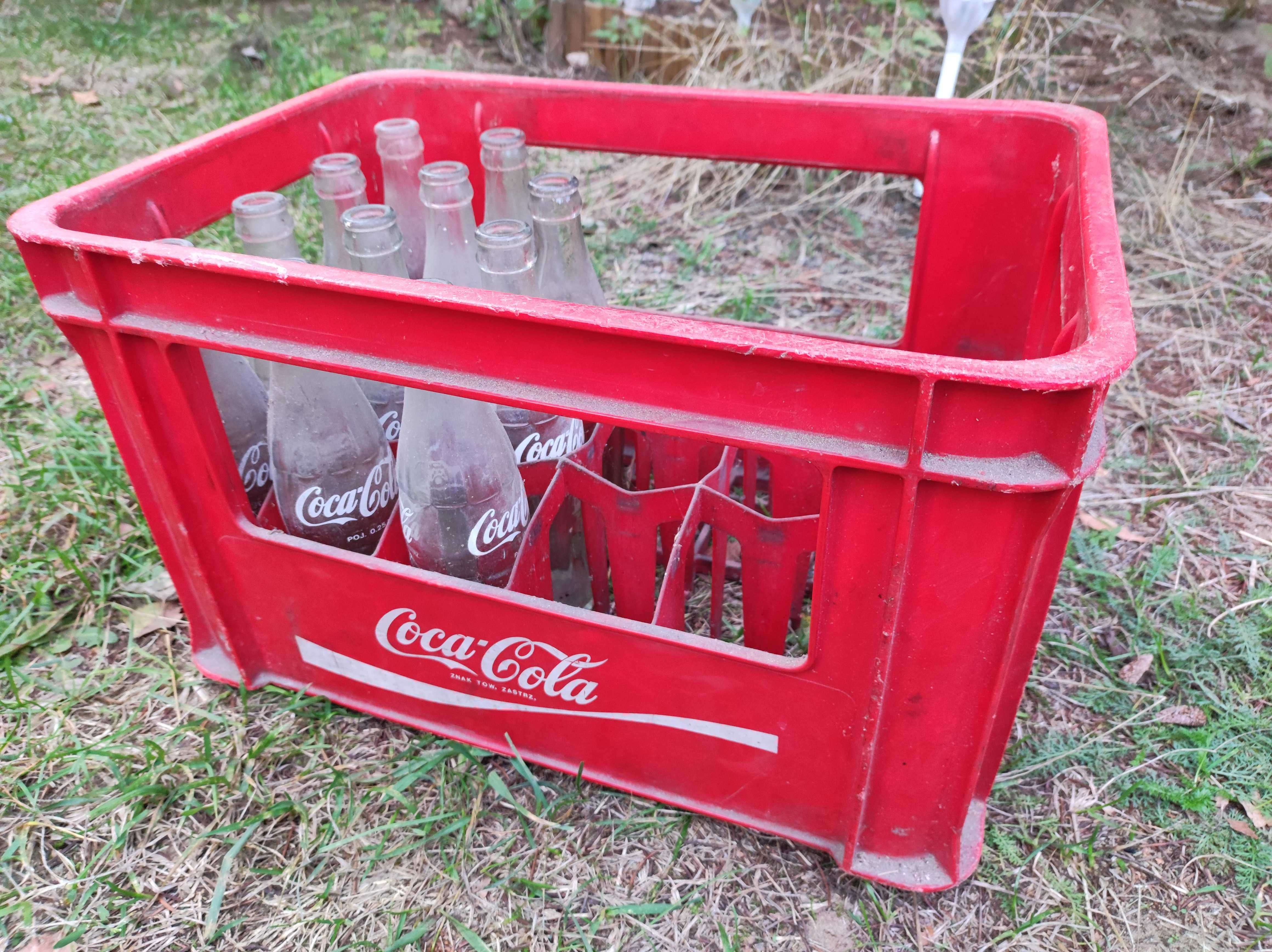 Oldschoolowa skrzynia Coca Cola razem z butelkami