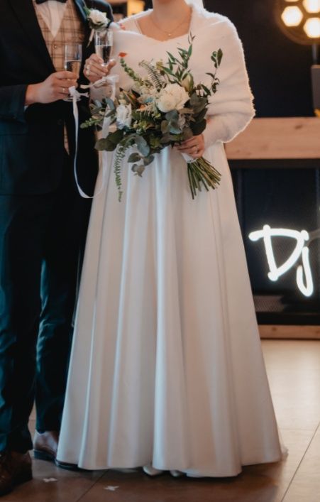 Grubsza suknia ślubna w stylu rustykalnym Boho z rękawem