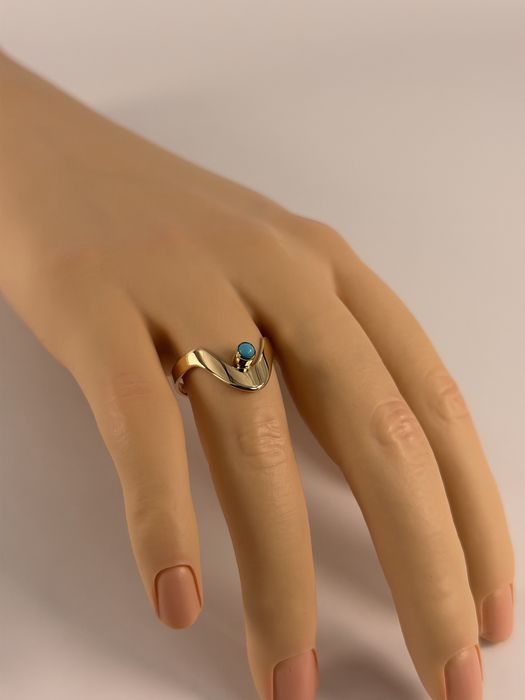 Złoty pierścionek z turkusem