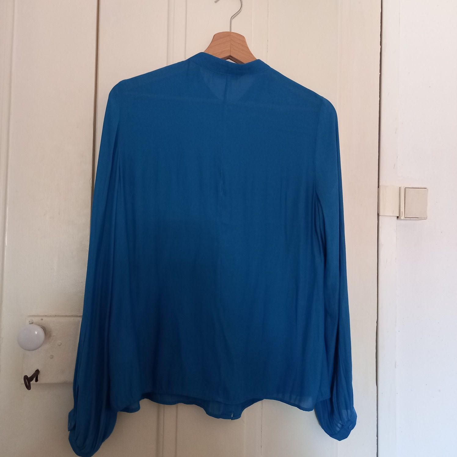 Blusa ou camisa azul com folho